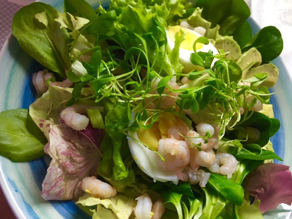 Wildkräutersalat mit Spargel und Scampi - Leibspeisen