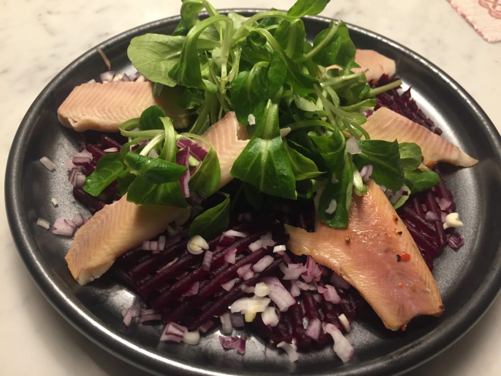 Roter Rübensalat mit Räucherforelle - Leibspeisen